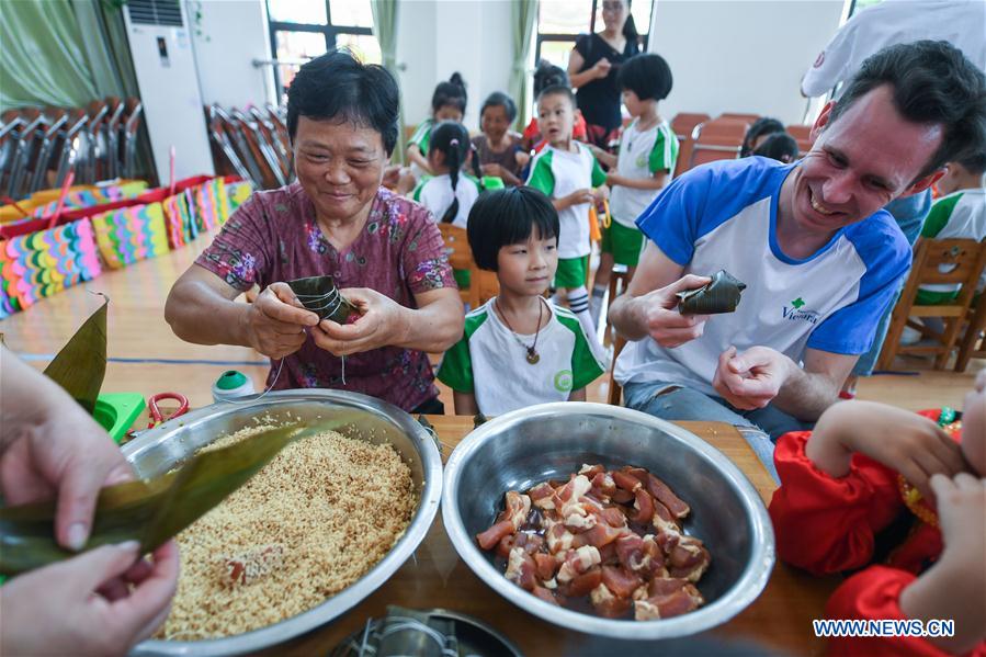 CHINA-ZHEJIANG-DRAGON BOAT FESTIVAL-FOLK CUSTOMS (CN)