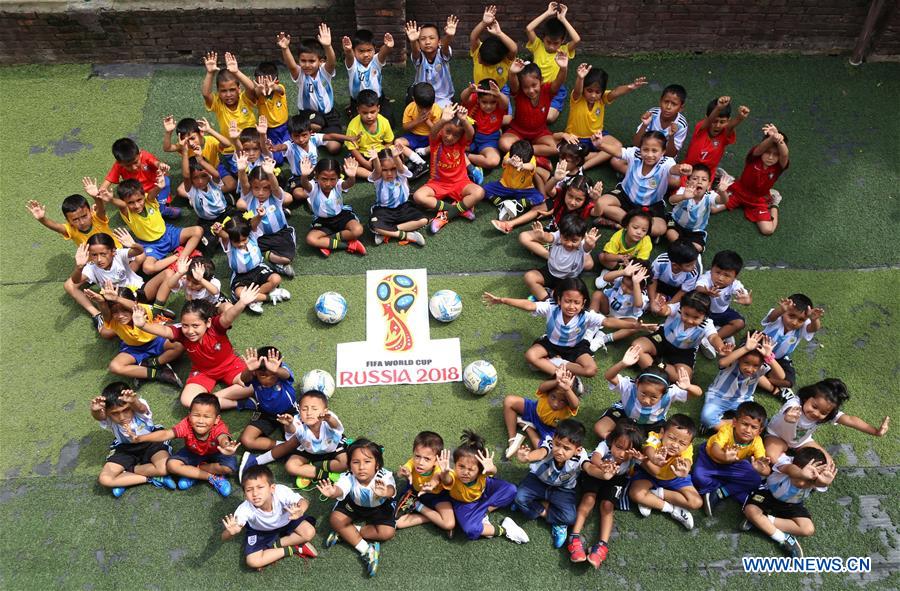 (SP)NEPAL-KATHMANDU-FOOTBALL-CHILDREN