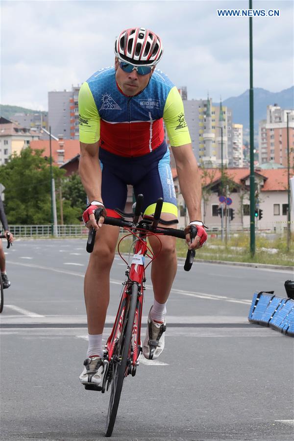 (SP)BOSNIA AND HERZEGOVINA-SARAJEVO-CYCLING ROAD