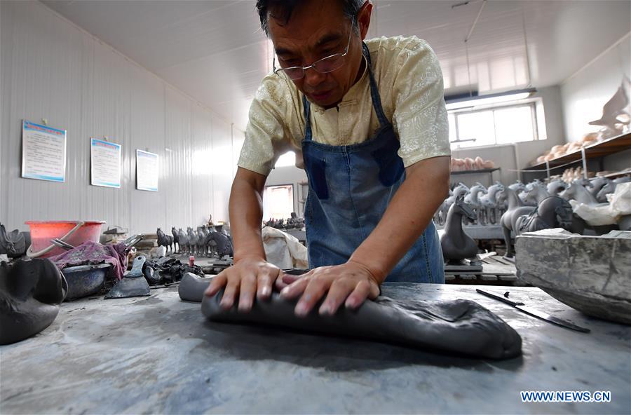 CHINA-HENAN-ART-TRI-COLORED GLAZED POTTERY-TECHNIQUE (CN)