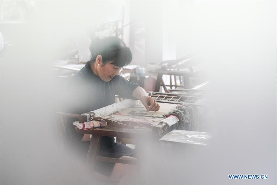 (MASTEROFCRAFTS)CHINA-JIANGSU-SUZHOU EMBROIDERY-INHERITOR (CN)