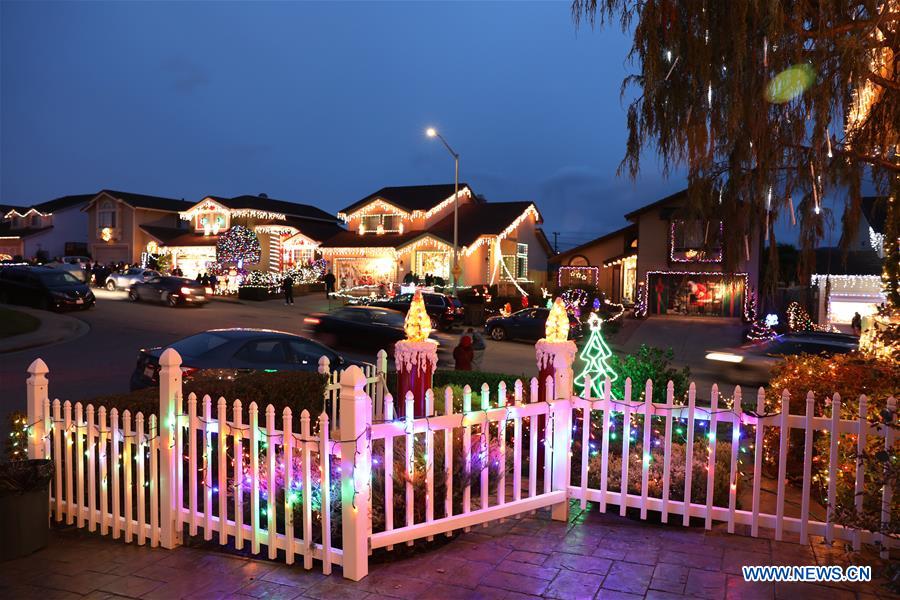 U.S.-SOUTH SAN FRANCISCO-CHRISTMAS-DECORATIONS