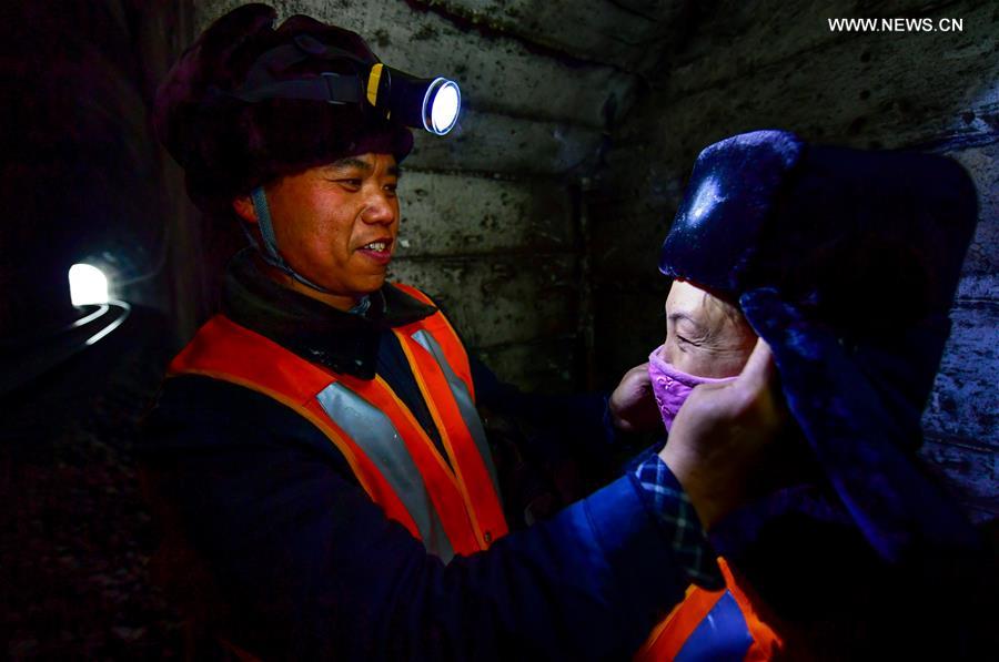 CHINA-SHANXI-RAILWAY MAINTENANCE-COUPLE (CN)