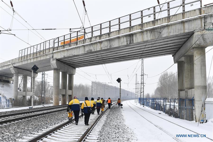 CHINA-CHANGCHUN-SPRING FESTIVAL TRAVEL RUSH-RAILWAY-WORKER (CN) 