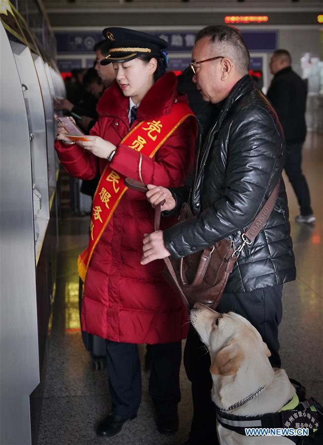 CHINA-HENAN-ZHENGZHOU-GUIDE DOG-SPRING FESTIVAL TRAVEL RUSH (CN)