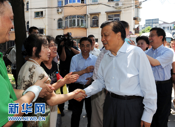 这是7月22日，刘云山在上海市普陀区桃浦镇莲花公寓居委会调研时同社区居民亲切握手。新华社记者 饶爱民 摄