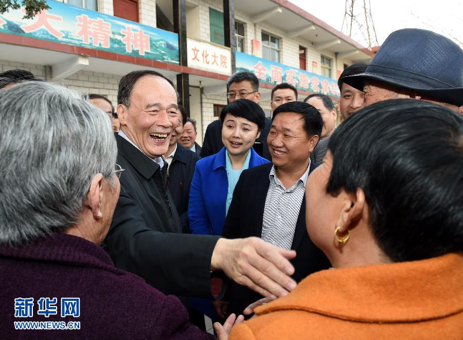 3月27日至28日，中共中央政治局常委、中央纪委书记王岐山到河南省调研，并主持召开座谈会。这是3月27日王岐山在河南林州姚村镇冯家口村同村民亲切交谈。 新华社记者 饶爱民 摄