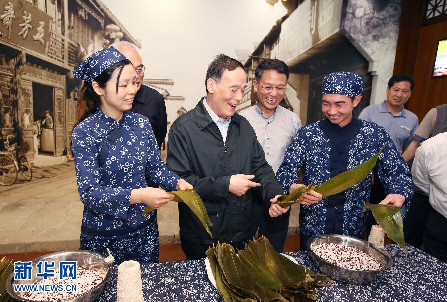 5月8日至10日，中共中央政治局常委、中央纪委书记王岐山到浙江省调研，并主持召开部分省区市纪委书记座谈会。这是5月8日，王岐山在嘉兴五芳斋实业股份有限公司考察。新华社记者 姚大伟 摄 