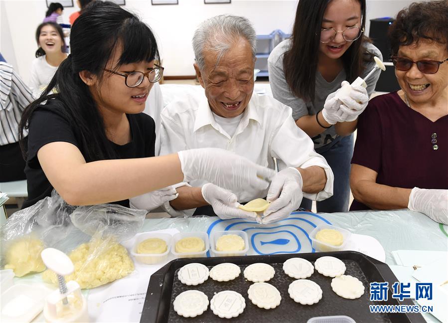 （社会）（2）南京：爱心人士与南京大屠杀幸存者共迎中秋