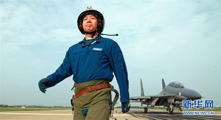 （新华全媒头条·图文互动）（1）战鹰，为祖国奋飞——记空军航空兵某旅旅长、特级飞行员郝井文