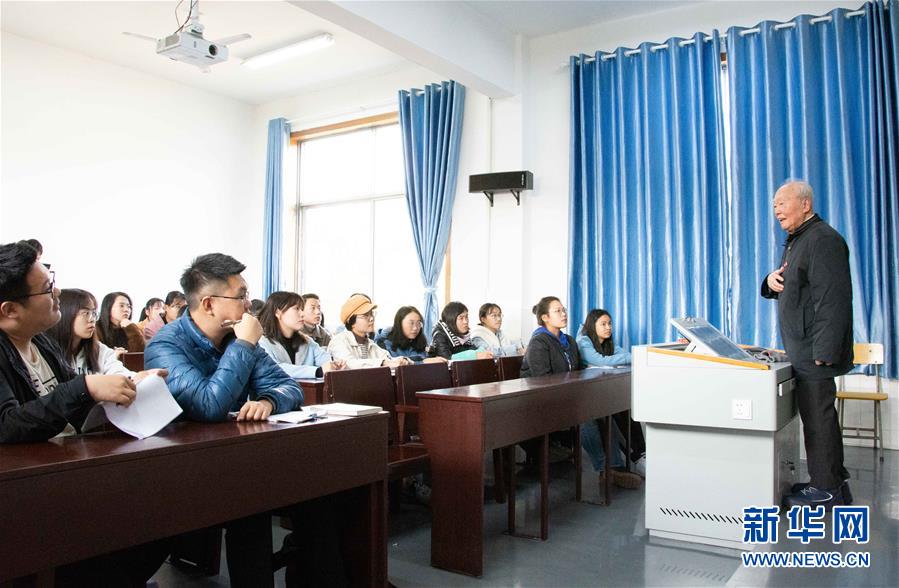 （新华全媒头条·图文互动）（2）沧海横流 信仰弥坚——记共产党员、湘潭大学九旬教授沧南