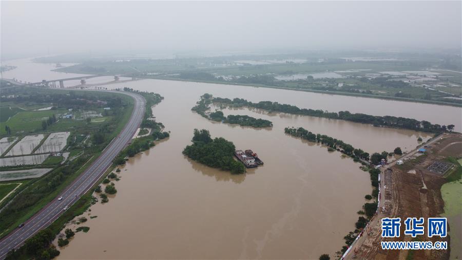 （防汛抗洪·图文互动）（1）洪水来袭，铜锣声在千年古镇的雨夜响起