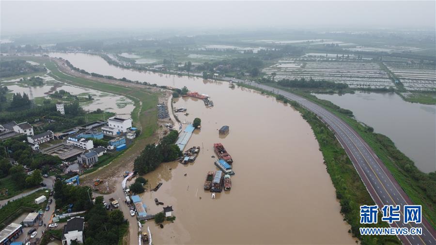 （防汛抗洪·图文互动）（2）洪水来袭，铜锣声在千年古镇的雨夜响起