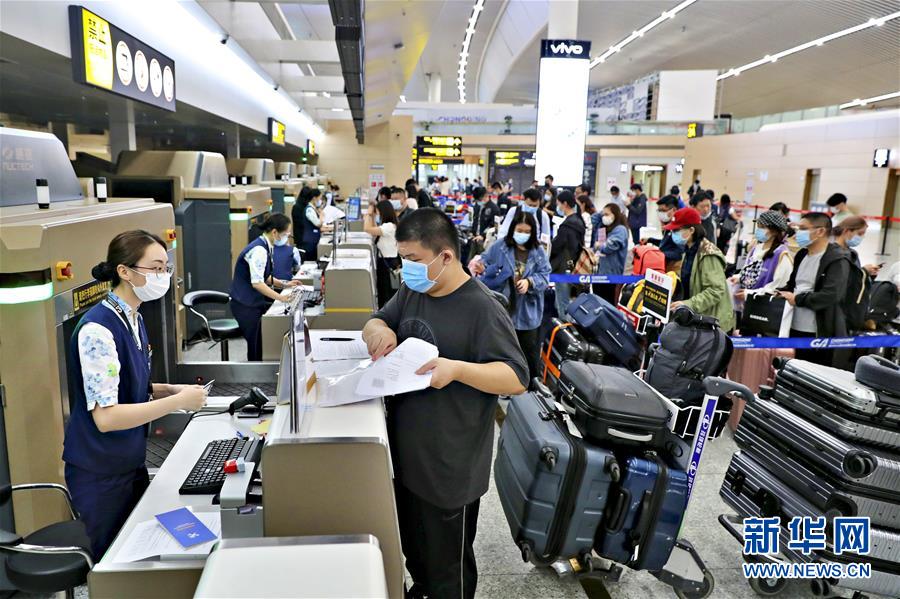 （图文互动）（1）国内航空公司执飞的首条国际复学包机航线在渝启航