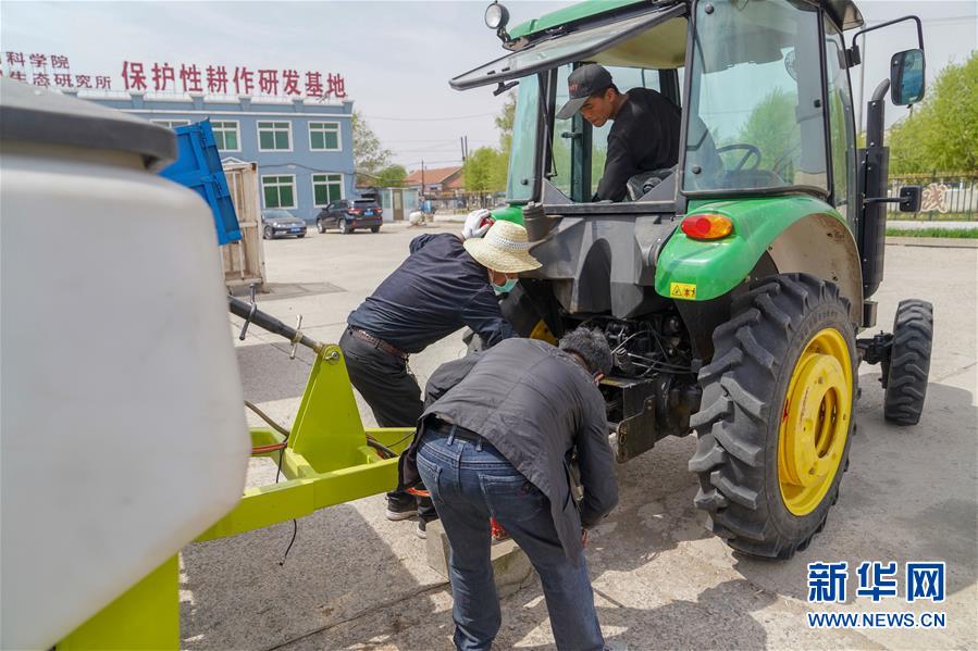 （在习近平新时代中国特色社会主义思想指引下——新时代新作为新篇章·习近平总书记关切事·图文互动）（10）让每一寸耕地都成为丰收的沃土——我国加强耕地?；ね平?ldquo;藏粮于地”