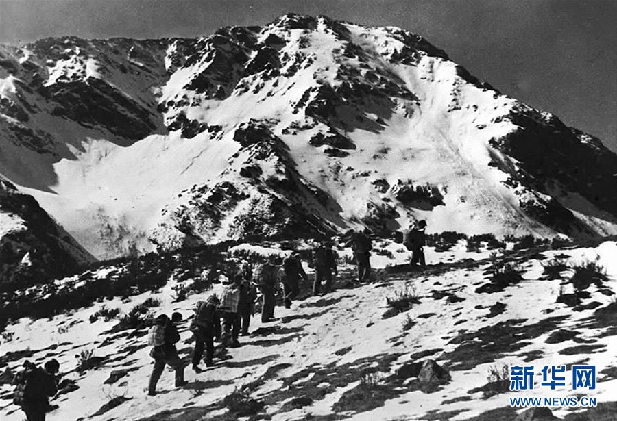 中央红军长征第一次翻越大雪山——夹金山