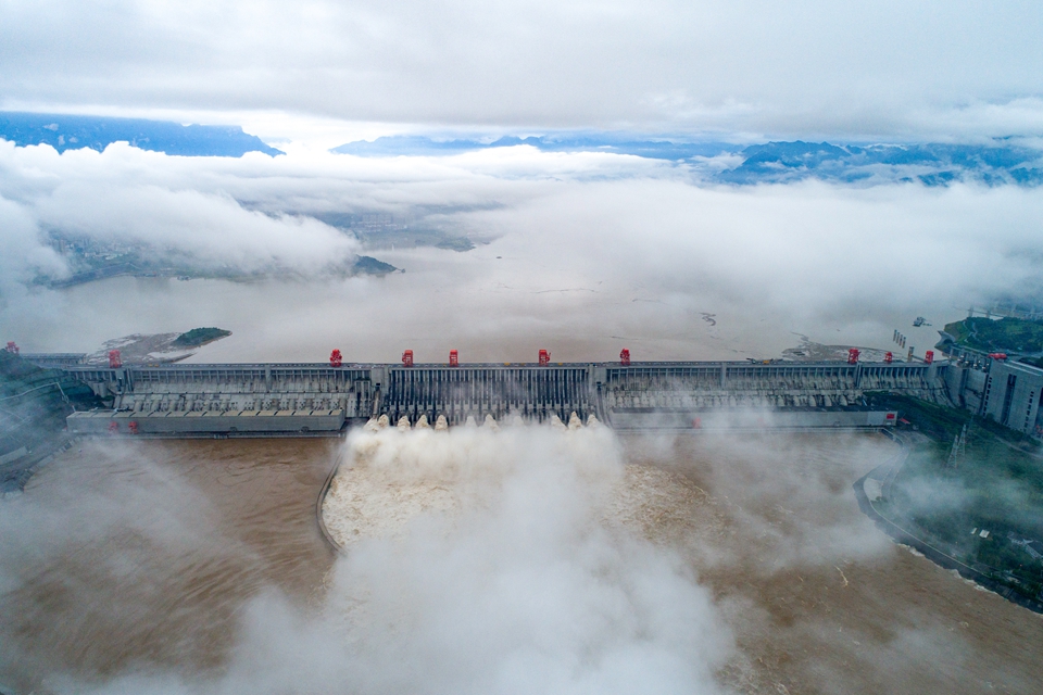 三峡水利枢纽迎战建库以来最大洪峰