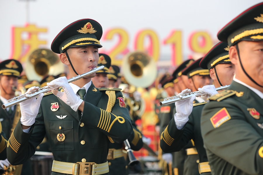 解放军联合军乐团在广场就位后进行准备工作和试奏。据了解，解放军联合军乐团此次演奏是从开国大典至今历次阅兵以来演奏曲目最多的一次，不少曲目是为此次阅兵量身打造的全新作品，此次也是历次女演奏员最多的一次。