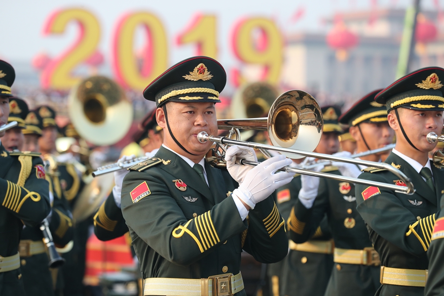 解放军联合军乐团在广场就位后进行准备工作和试奏。据了解，解放军联合军乐团此次演奏是从开国大典至今历次阅兵以来演奏曲目最多的一次，不少曲目是为此次阅兵量身打造的全新作品，此次也是历次女演奏员最多的一次。