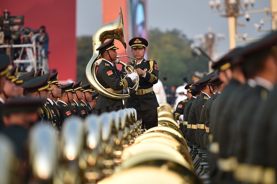 解放军联合军乐团在广场就位后进行准备工作和试奏。据了解，解放军联合军乐团此次演奏是从开国大典至今历次阅兵以来演奏曲目最多的一次，不少曲目是为此次阅兵量身打造的全新作品，此次也是历次女演奏员最多的一次。