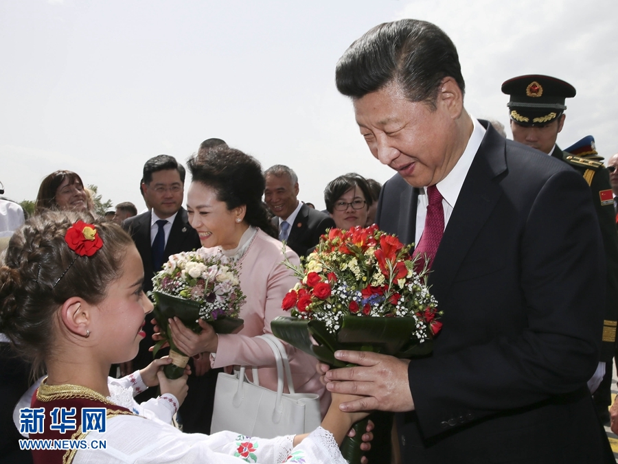  6月17日，国家主席习近平乘专机抵达贝尔格莱德，开始对塞尔维亚共和国进行国事访问。塞尔维亚少年儿童向习近平和夫人彭丽媛献上鲜花。新华社记者 兰红光 摄 