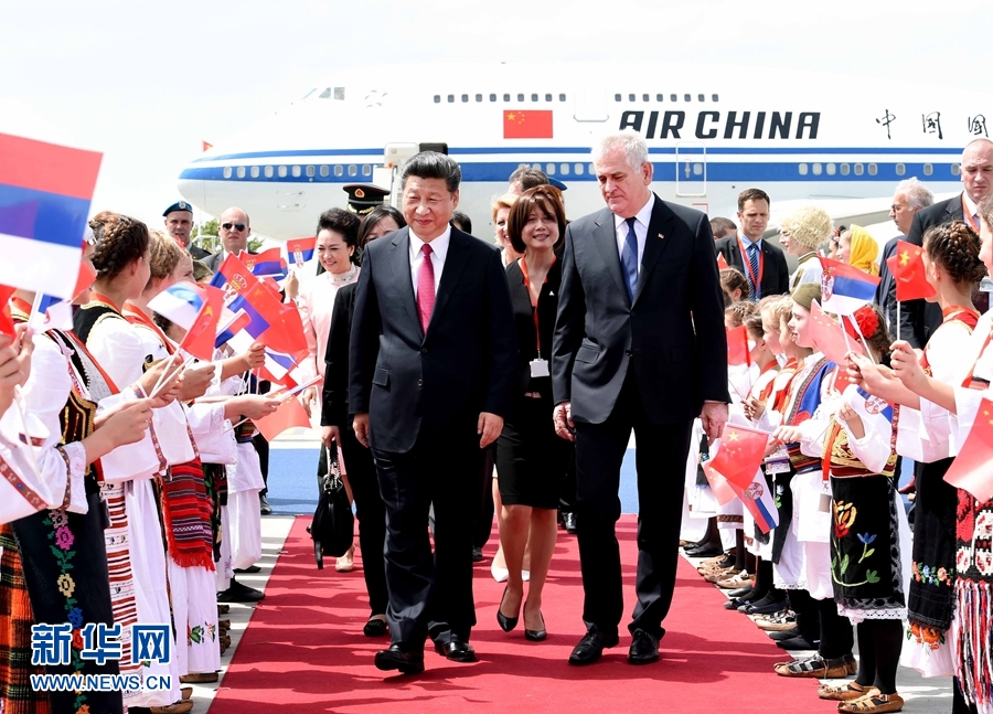 6月17日，国家主席习近平乘专机抵达贝尔格莱德，开始对塞尔维亚共和国进行国事访问。习近平和夫人彭丽媛在机场受到塞尔维亚总统尼科利奇夫妇的热情迎接。新华社记者 饶爱民 摄