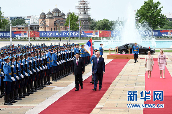 6月18日，国家主席习近平出席塞尔维亚总统尼科利奇在贝尔格莱德举行的隆重欢迎仪式。 新华社记者饶爱民摄