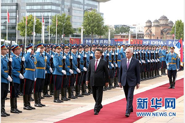 6月18日，国家主席习近平出席塞尔维亚总统尼科利奇在贝尔格莱德举行的隆重欢迎仪式。 新华社记者马占成摄