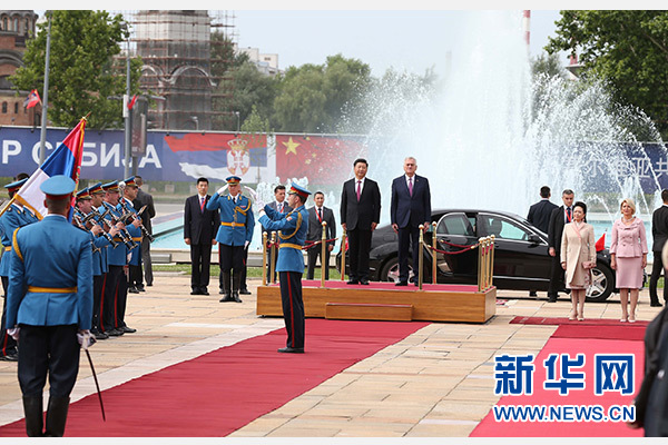  6月18日，国家主席习近平出席塞尔维亚总统尼科利奇在贝尔格莱德举行的隆重欢迎仪式。 新华社记者马占成摄