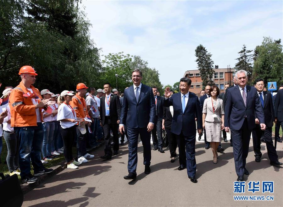 6月19日上午，国家主席习近平在贝尔格莱德参观河钢集团塞尔维亚斯梅代雷沃钢厂。习近平抵达时，塞尔维亚总统尼科利奇、总理武契奇在停车处热情迎接。钢厂工人和家属、当地市民数千人夹道欢迎。新华社记者 饶爱民 摄