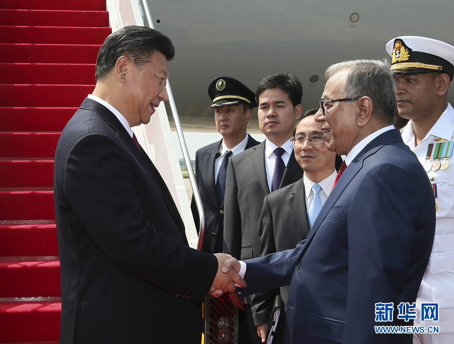 10月14日，国家主席习近平抵达达卡，开始对孟加拉人民共和国进行国事访问。这是孟加拉国总统哈米德在舷梯旁迎接习近平主席。 新华社记者兰红光 摄