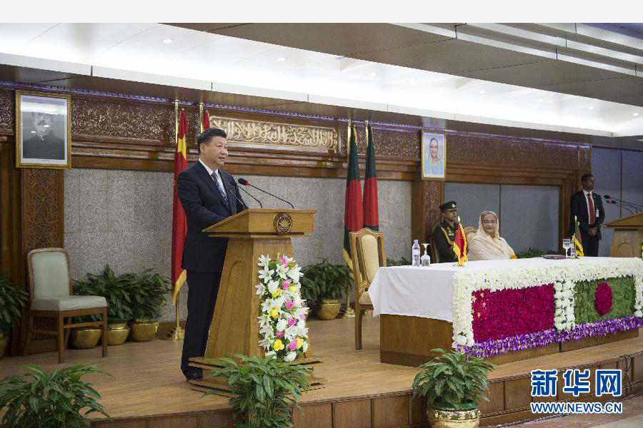 10月14日，国家主席习近平在达卡同孟加拉国总理哈西娜举行会谈。这是会谈后，两国领导人共同会见记者。 新华社记者谢环驰摄 