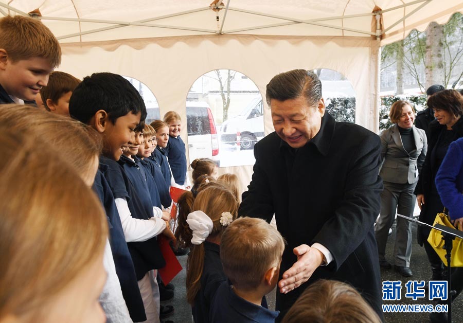 这是习近平在伯尔尼克尔萨茨火车站观看瑞士童声合唱团表演后，与合唱团的小演员交流。 新华社记者 饶爱民 摄