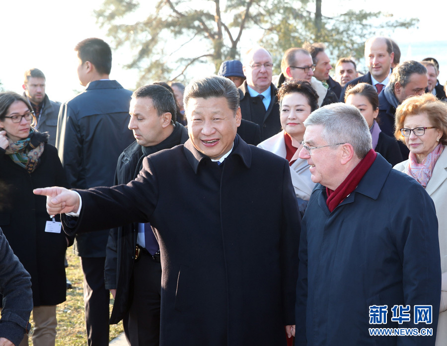 1月18日，国家主席习近平在瑞士洛桑国际奥林匹克博物馆会见国际奥林匹克委员会主席巴赫。这是会见后，习近平和夫人彭丽媛在巴赫主席夫妇陪同下，参观国际奥林匹克博物馆。新华社记者 姚大伟 摄