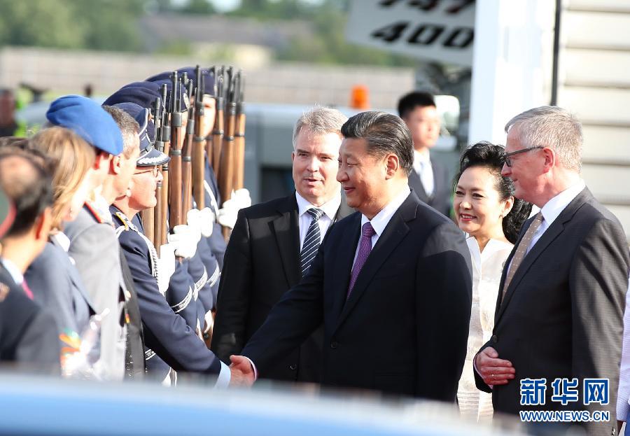 7月4日，国家主席习近平乘专机抵达柏林，开始对德意志联邦共和国进行国事访问。德国政府高级官员在舷梯旁迎接习近平和夫人彭丽媛。新华社记者 姚大伟 摄