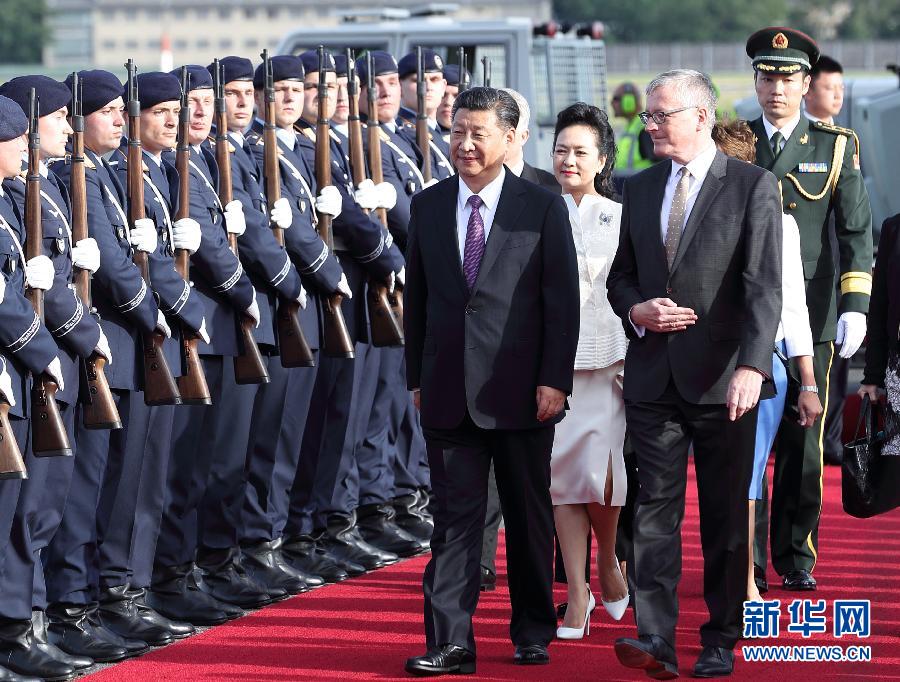 7月4日，国家主席习近平乘专机抵达柏林，开始对德意志联邦共和国进行国事访问。德国政府高级官员在舷梯旁迎接习近平和夫人彭丽媛。新华社记者 王晔 摄