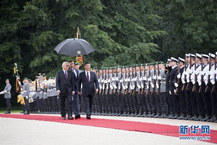 7月5日，国家主席习近平在柏林会见德国总统施泰因迈尔?；峒?，施泰因迈尔在总统府花园为习近平举行隆重欢迎仪式。 新华社记者 李学仁 摄